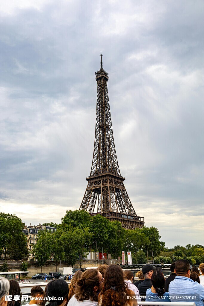 埃菲尔铁塔前的热闹景象