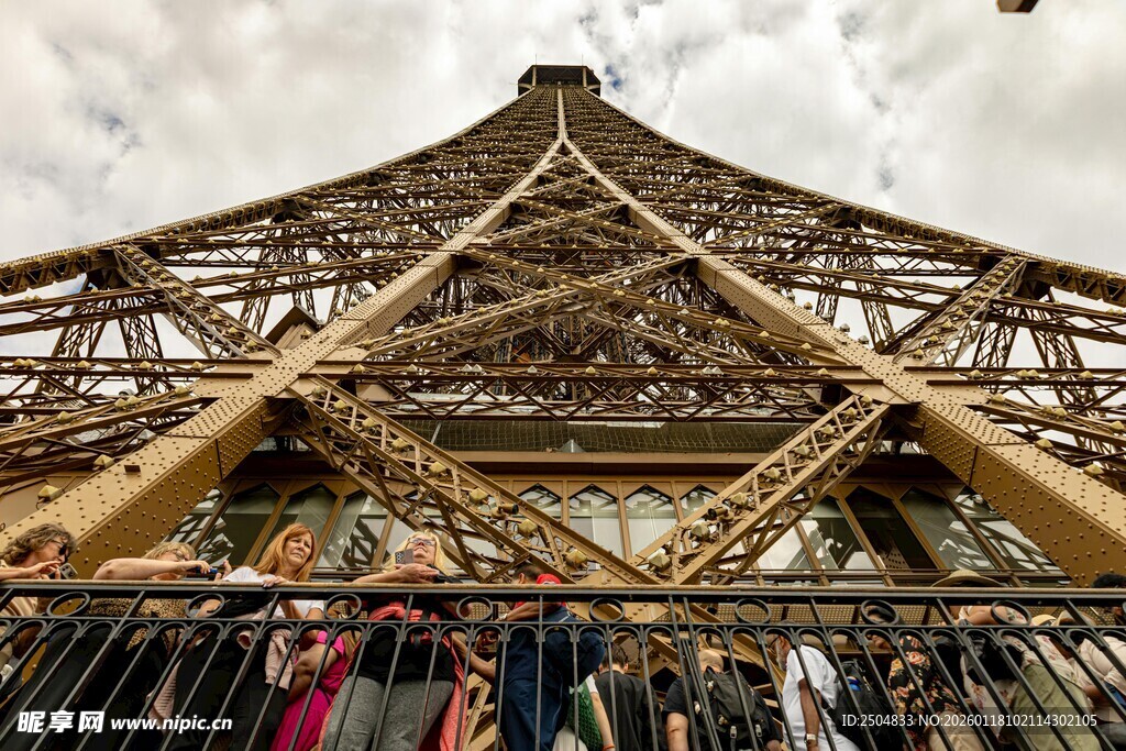 仰视埃菲尔铁塔壮观景象