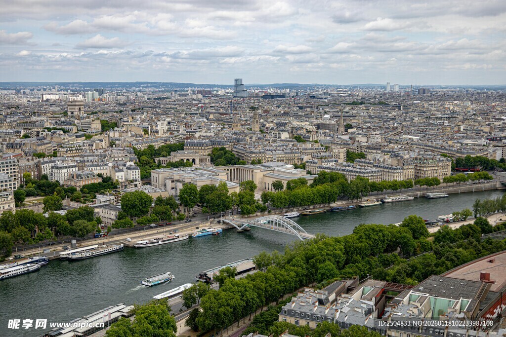 俯瞰巴黎城市与河流景观