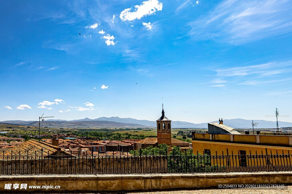 城市风光与远处山峦美景