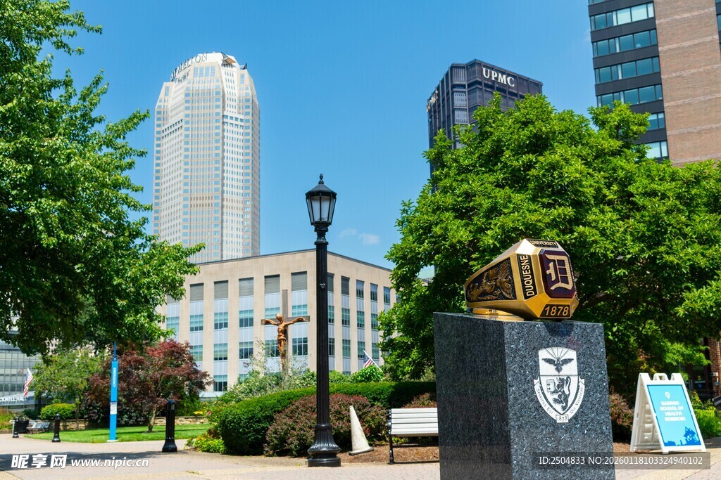 城市公园中的雕塑景观