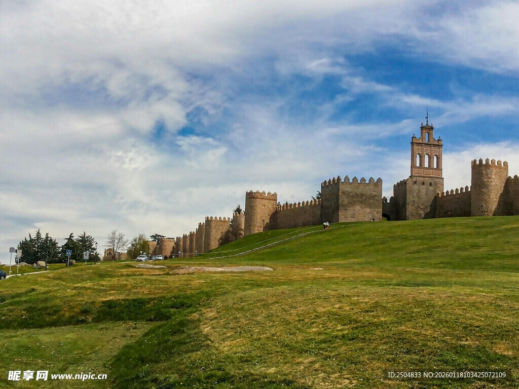 古老城堡屹立于绿野之上