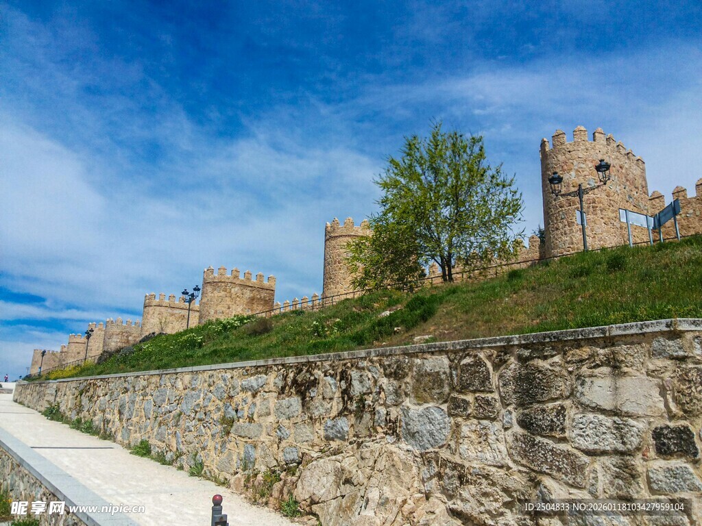 古老城墙与蓝天绿树相映