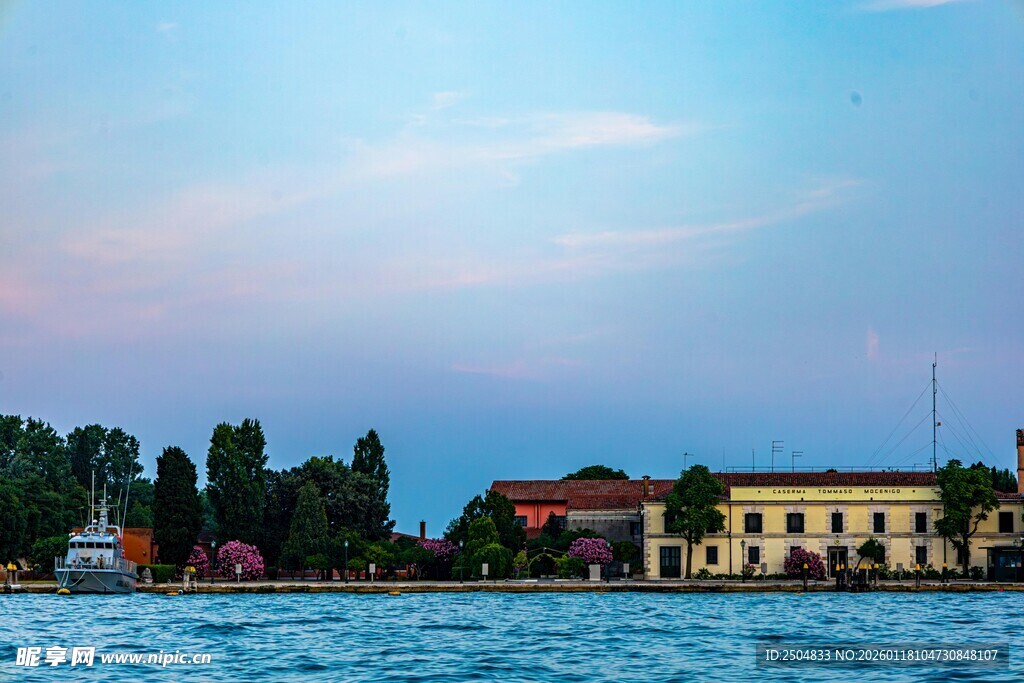 湖畔风光 静谧建筑与蓝天