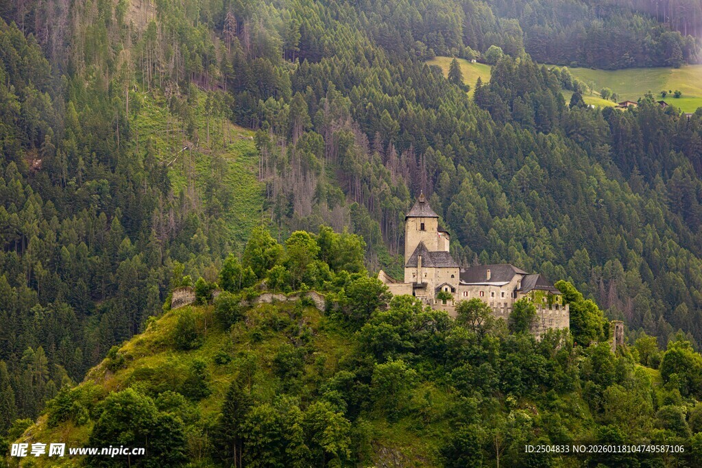 山间城堡隐于葱郁绿意中