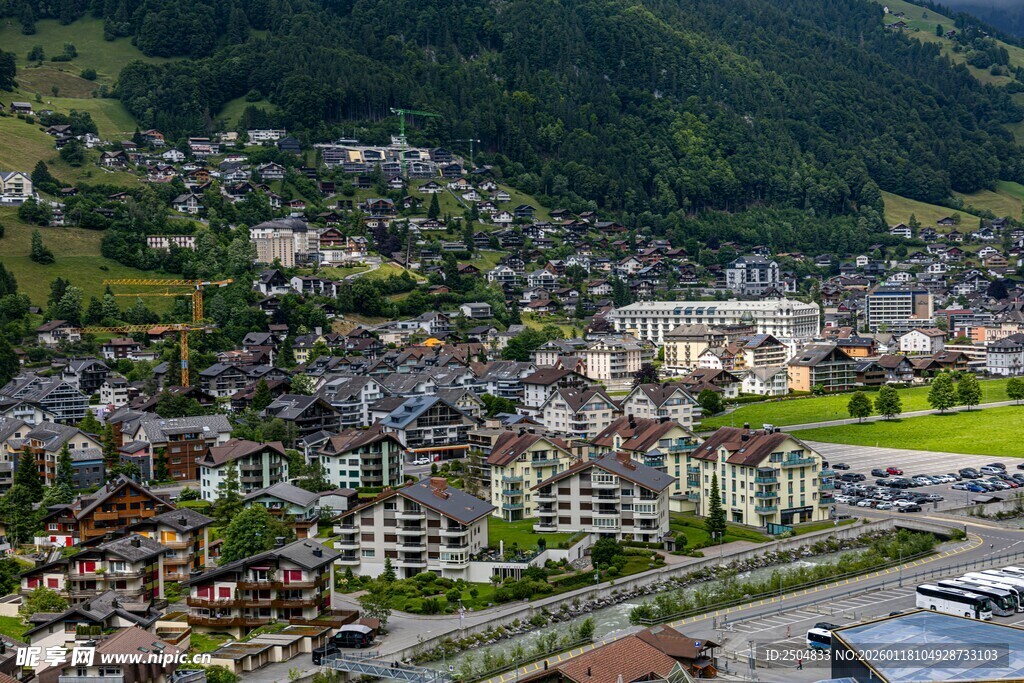 山间小镇俯瞰美景