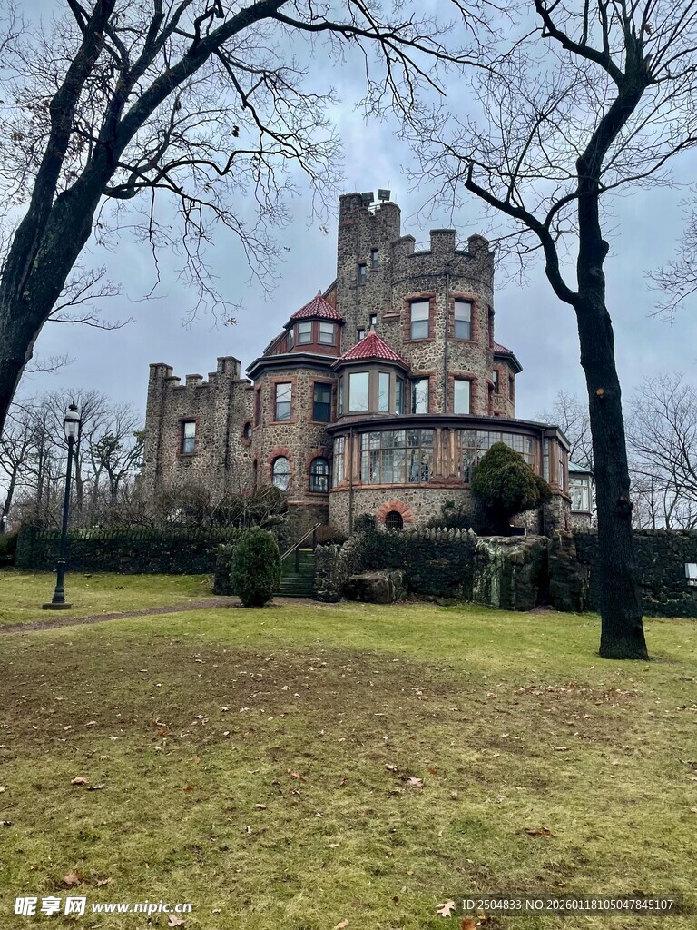 古老城堡矗立开阔草地