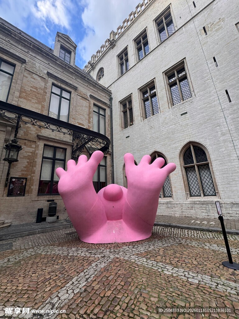 广场上的粉色皇冠雕塑