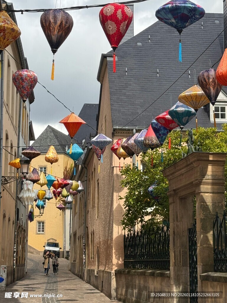 彩色气球装点的迷人小巷