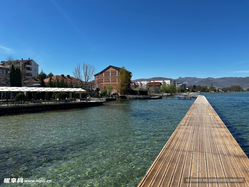 湖畔木栈道 宁静美景