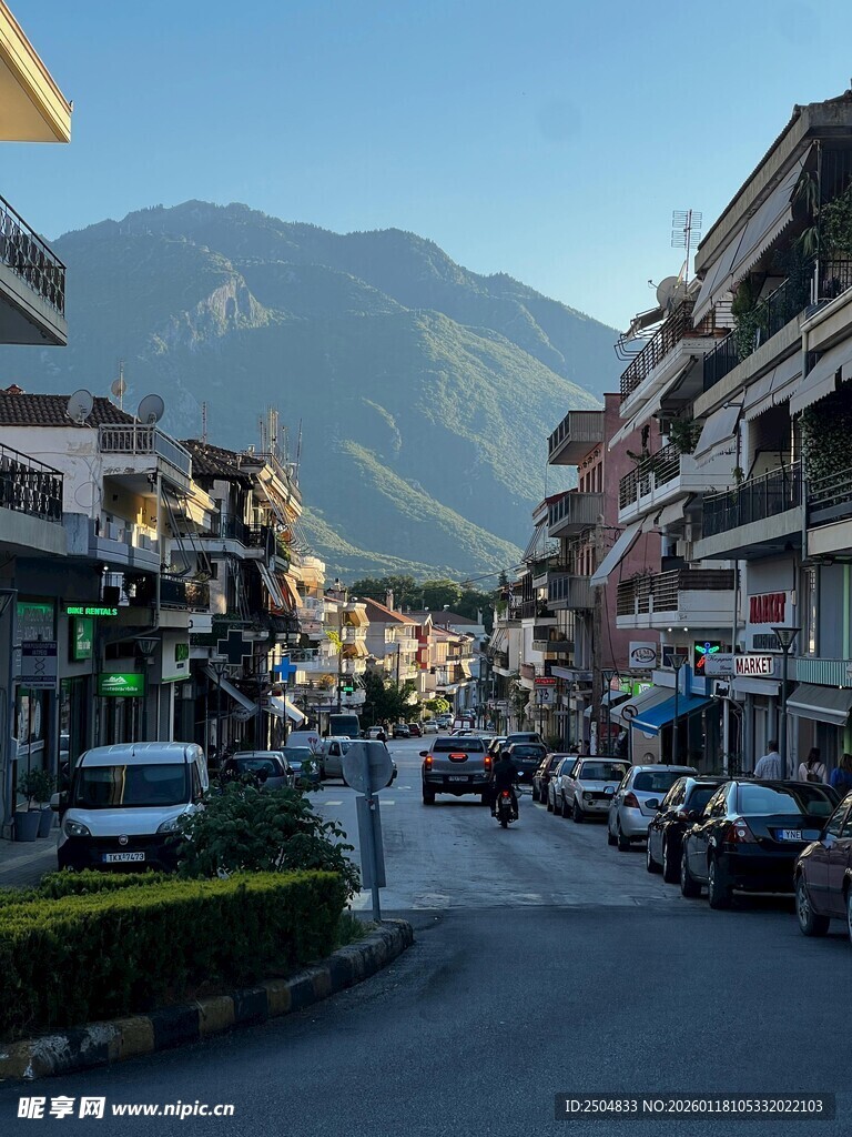 小镇街道与远处山峦风光