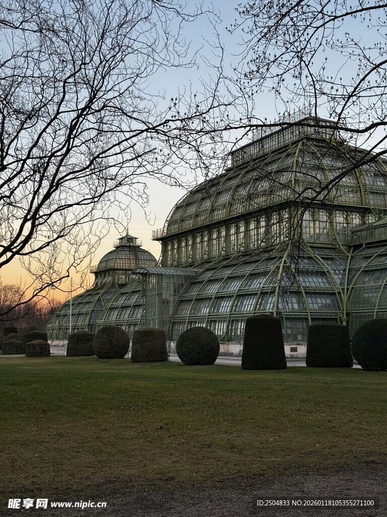 黄昏下的玻璃建筑景观