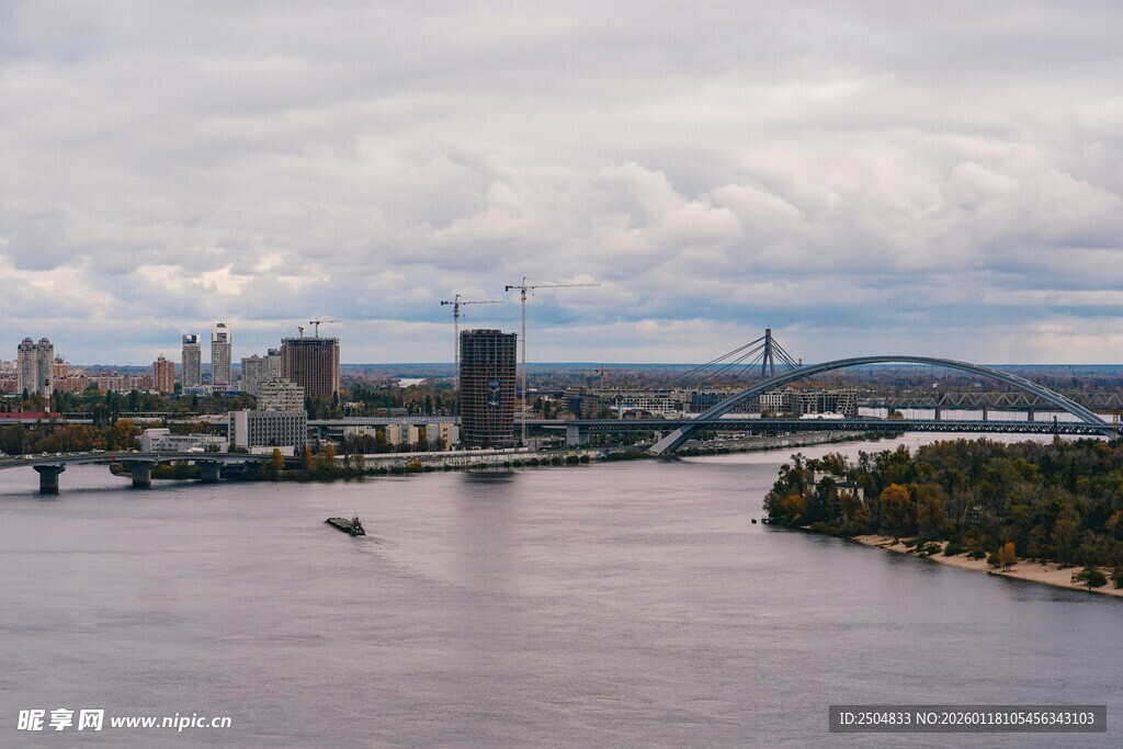 城市河畔风景远眺