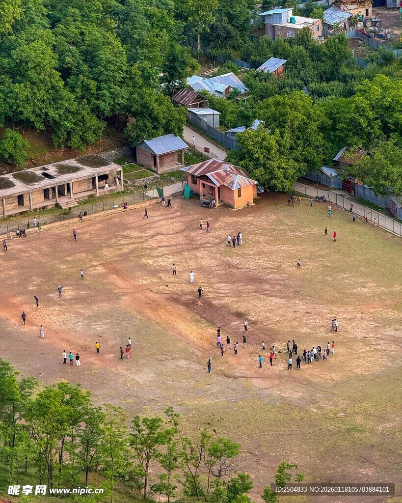 乡村开阔场地多人活动场景