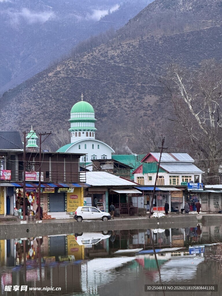 湖畔小镇的独特建筑风光