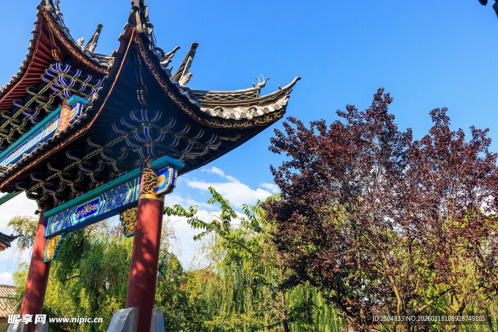 中式古亭与繁茂绿植