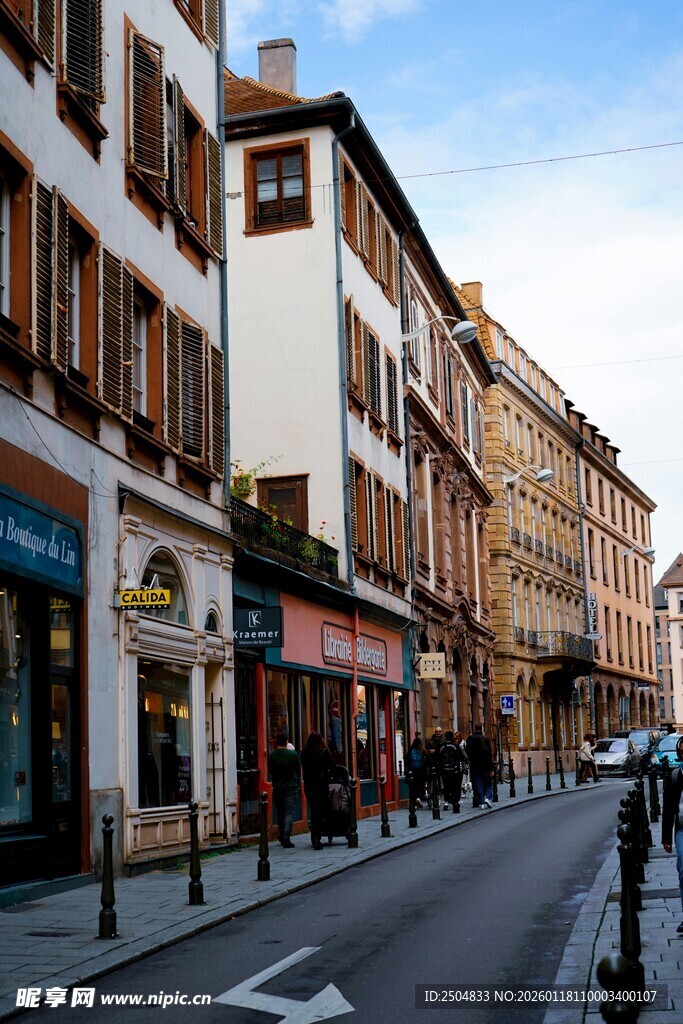  洲街头建筑与行人景观