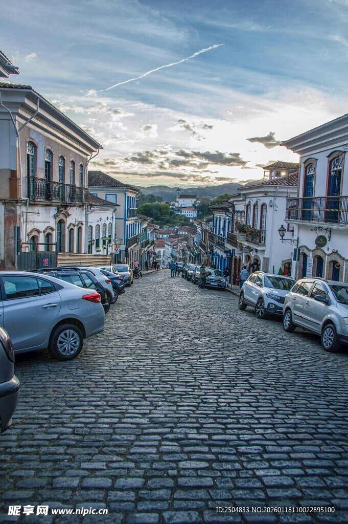 古朴街道与停放的车辆