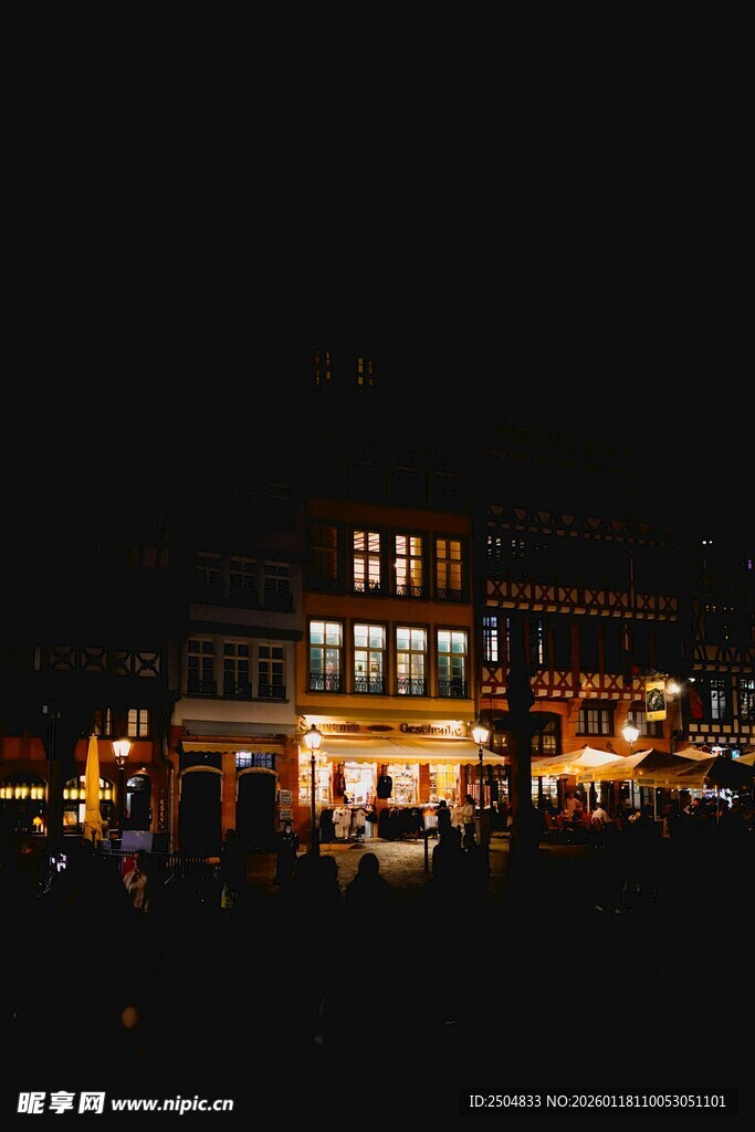 夜晚热闹的集市景象