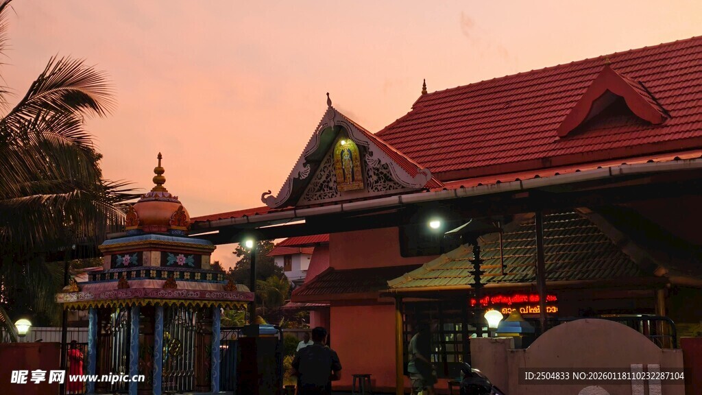 黄昏下的东南亚风情建筑