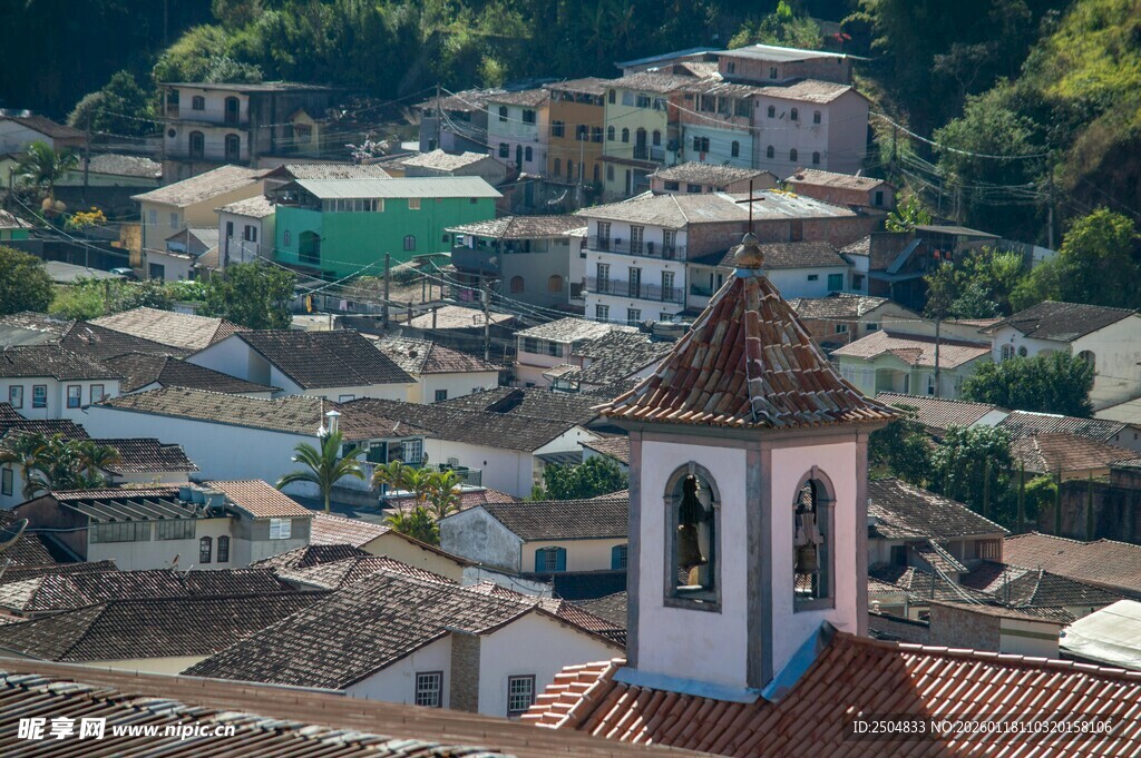 小镇风光 钟楼点缀多彩房屋