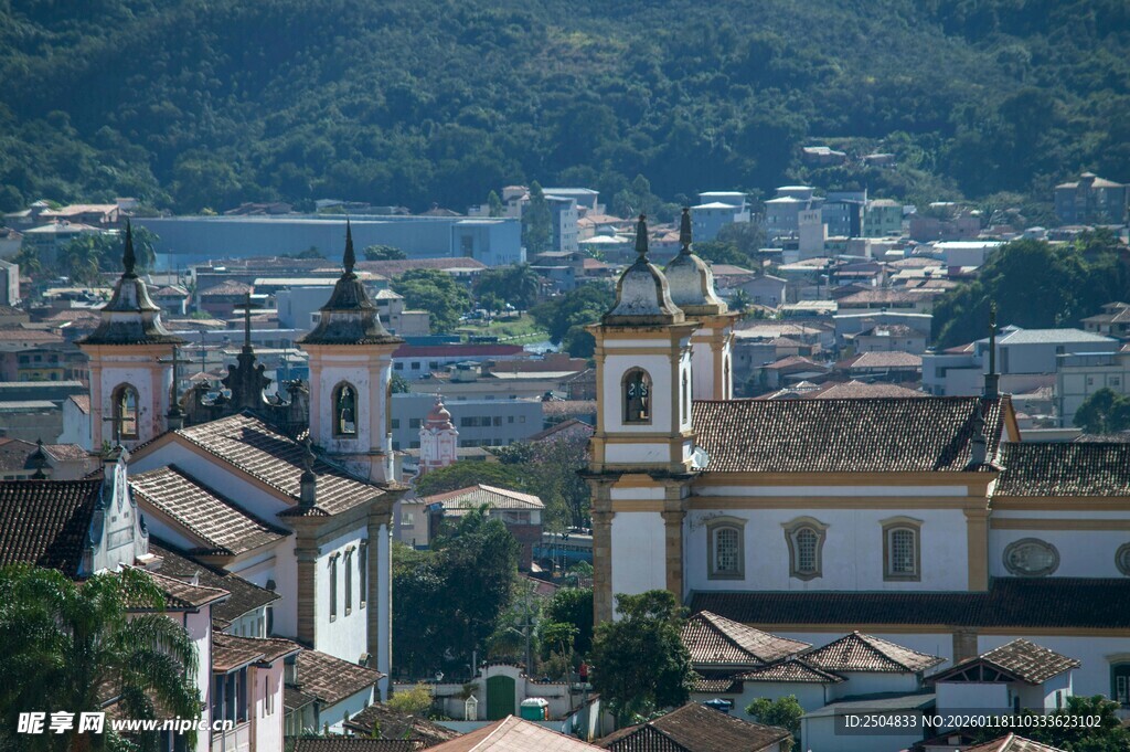 小镇风景 古典建筑与青山
