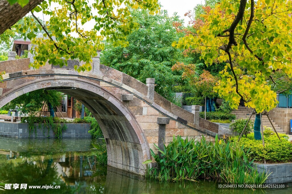 古桥映于静水绿树间