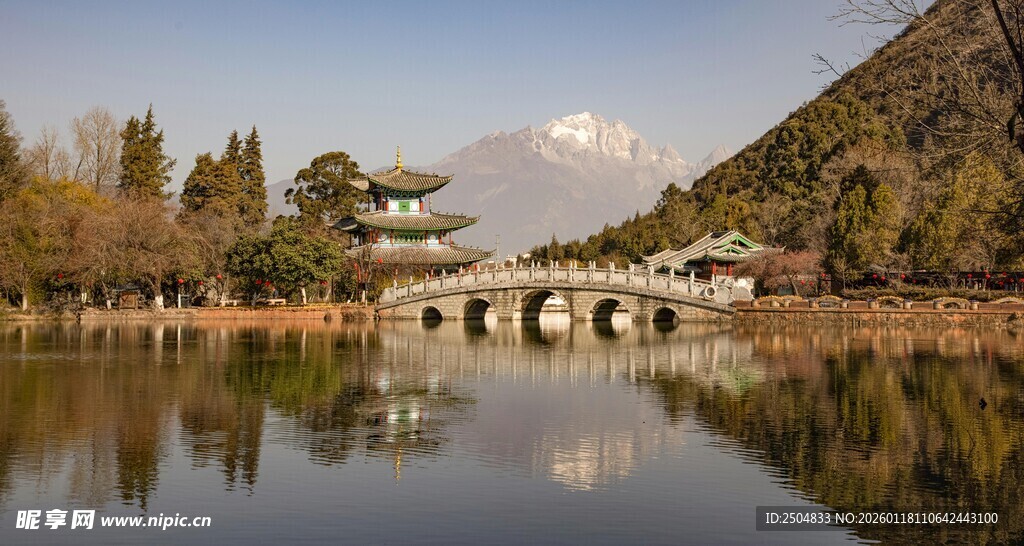湖畔石桥映景 山水如画