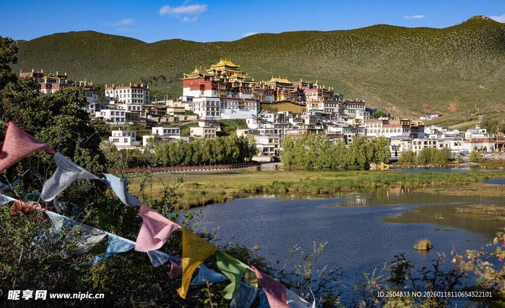 湖畔藏式村落美景