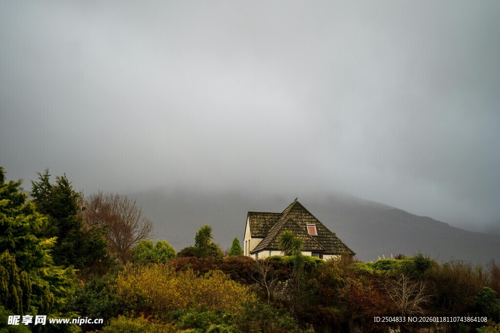 云雾中的山间小屋