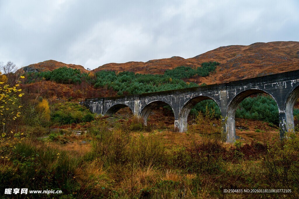山间古老高架桥风景
