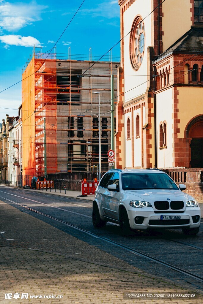 城市街道上的白色宝马车