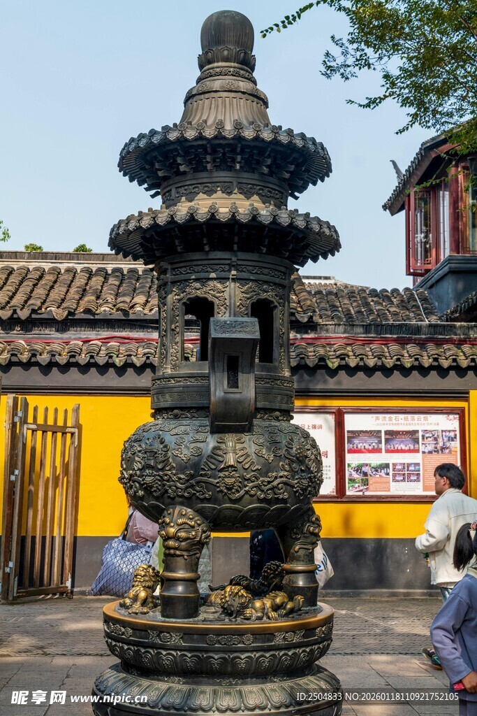 古寺前的精美多层青铜香炉