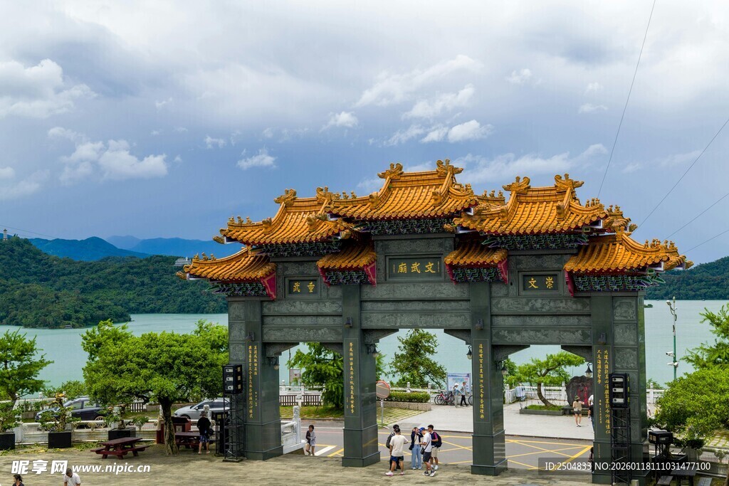 中式古典牌坊 湖光山色间