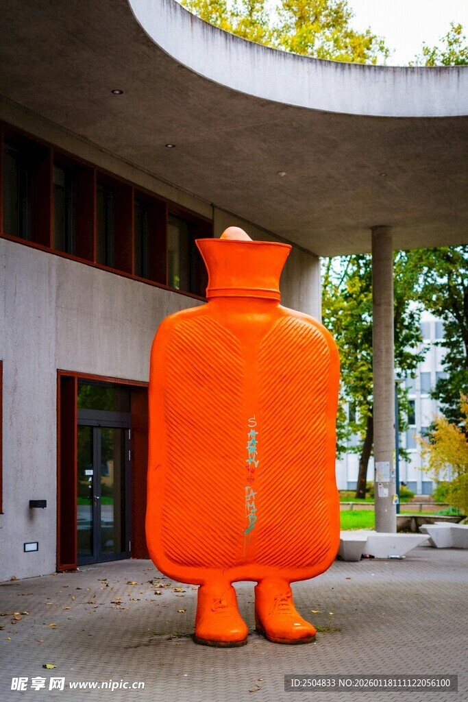 橙色雕塑人形气罐装置艺术