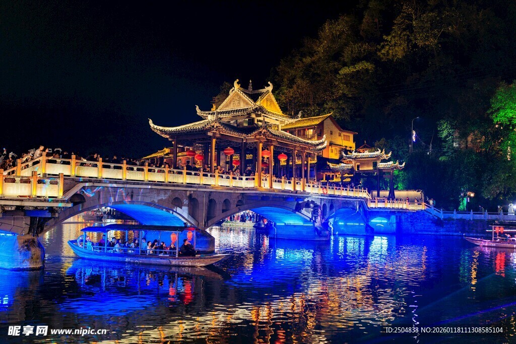 古桥夜景 璀璨灯火映湖面