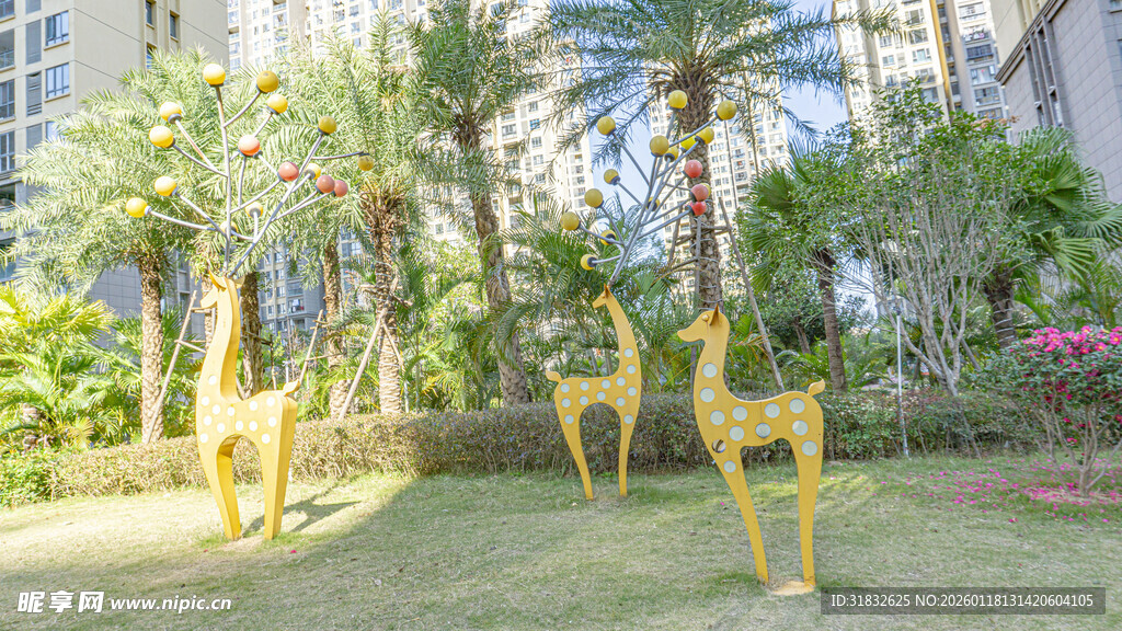 草坪上的金色小鹿雕塑