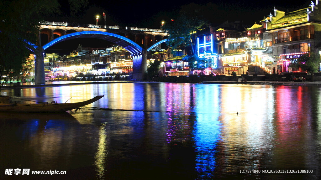城市夜景下的绚丽河畔风光