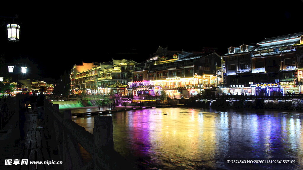 夜晚河畔璀璨灯光夜景