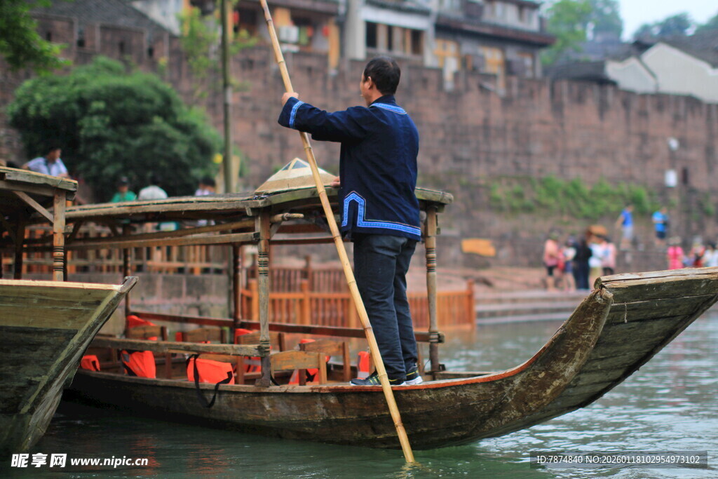 船夫撑船于古色水乡