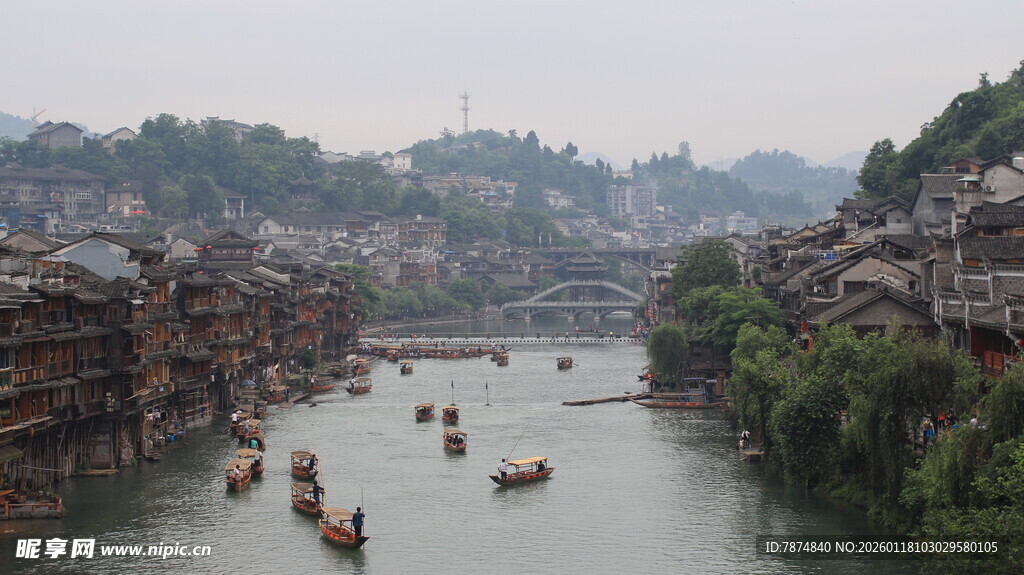 湘西河畔的古朴泛舟景象