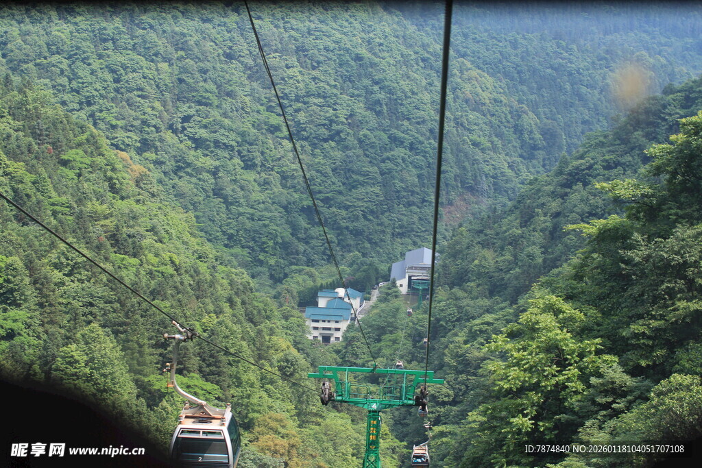 山谷间的缆车穿梭美景