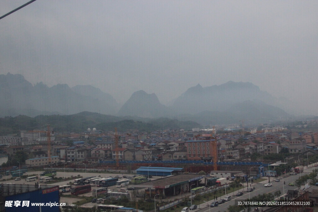 雾中城市与远山景观