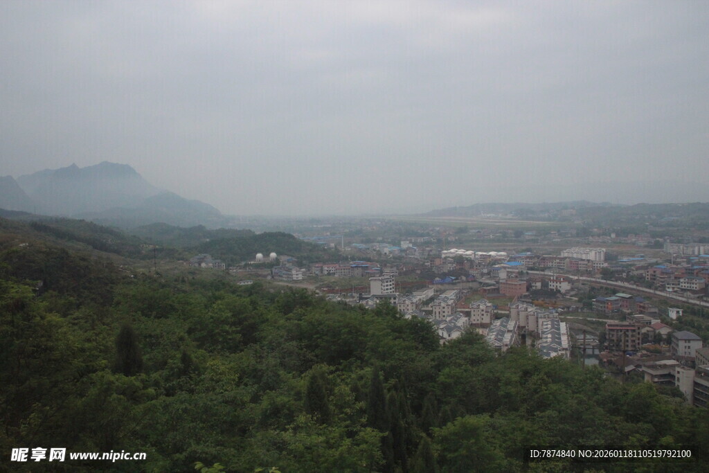 俯瞰山间城镇景色