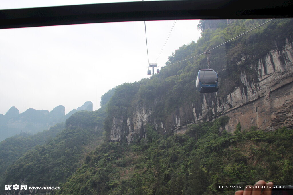 山间缆车穿梭于翠绿山林