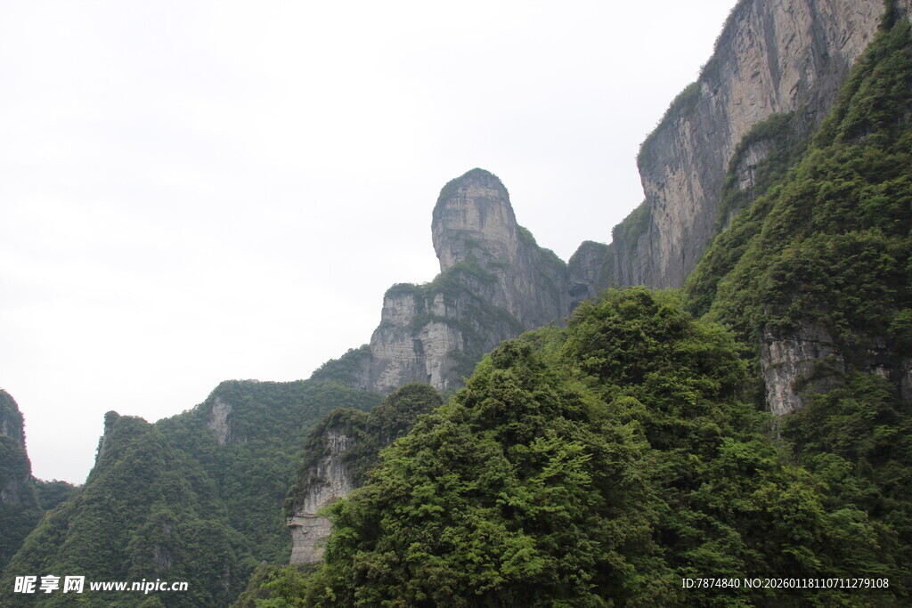 奇峰峻岭间的绿意景致