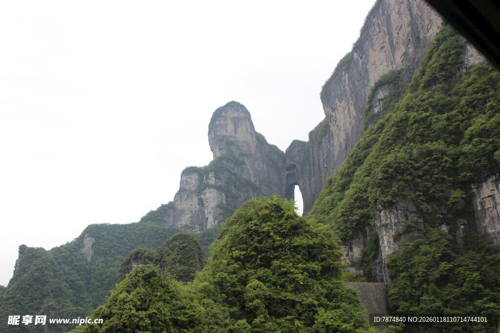 奇峰耸立的翠绿山峦