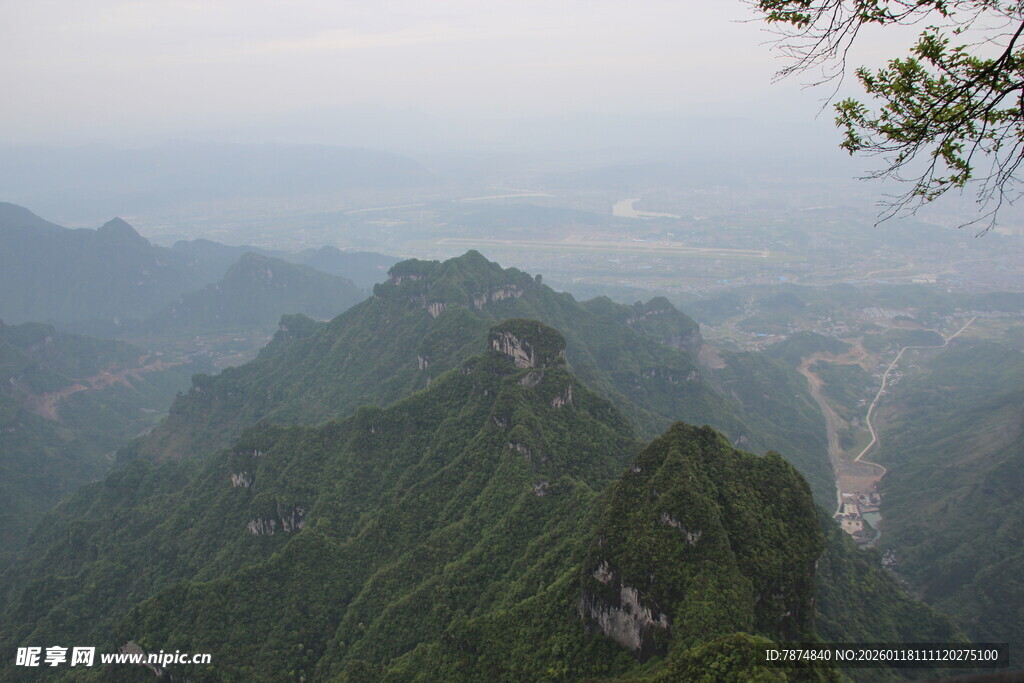山峦叠翠间的壮美风光