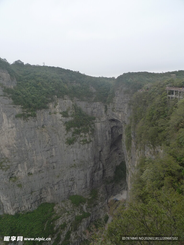 壮观悬崖山谷景色