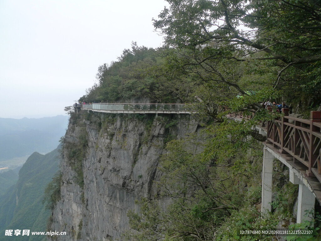 悬崖栈道 惊险与美景并存